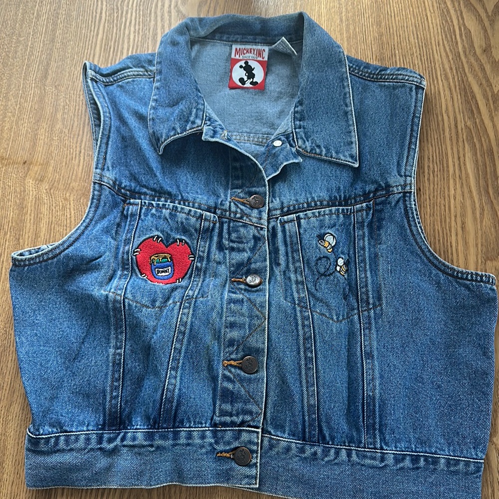 Disney Mickey Unlimited Jerry Leigh cropped denim Embroidered Winnie Medium